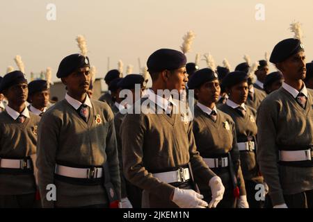 Chennai, Tamilnadu / India - Gennaio 01 2020 : scout indiani o studenti della scuola pronti per la parata alla spiaggia di Chennai marina in occasione della Repubblica dell'India Foto Stock