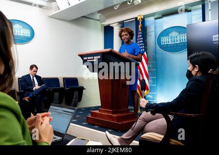 Washington, Stati Uniti. 01st ago 2022. Il segretario della Casa Bianca, Karine Jean-Pierre, parla a un briefing stampa nella Sala Stampa della Casa Bianca. Credit: SOPA Images Limited/Alamy Live News Foto Stock