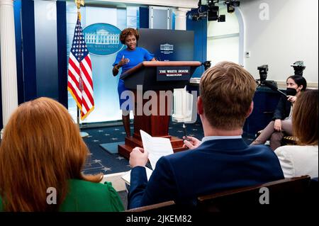 Washington, Stati Uniti. 01st ago 2022. Il segretario della Casa Bianca, Karine Jean-Pierre, parla a un briefing stampa nella Sala Stampa della Casa Bianca. Credit: SOPA Images Limited/Alamy Live News Foto Stock