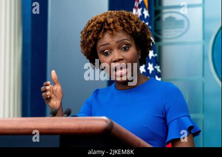 Washington, Stati Uniti. 01st ago 2022. Il segretario della Casa Bianca, Karine Jean-Pierre, parla a un briefing stampa nella Sala Stampa della Casa Bianca. Credit: SOPA Images Limited/Alamy Live News Foto Stock