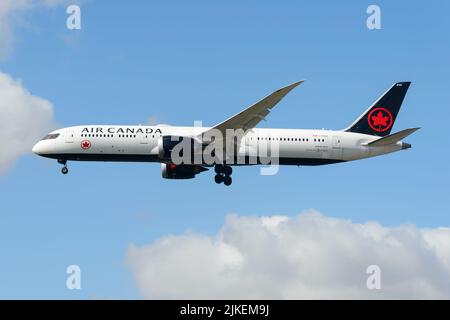 Air Canada Boeing 787-9 Dreamliner. Aereo 787 di Air Canada che vola. Piano registrato come C-FRSR. Foto Stock