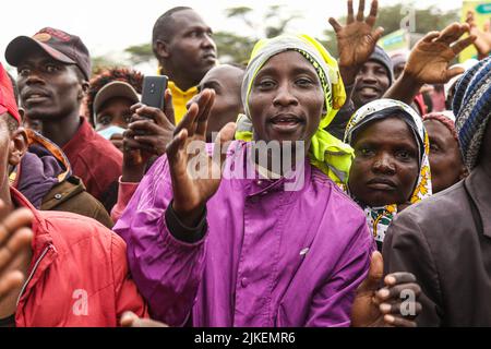 Nakuru, Kenya. 01st ago 2022. I sostenitori dell'Alleanza politica Kwanza del Kenya reagiscono durante un raduno elettorale nel Sargaa Trading Center prima delle elezioni generali. Il Kenya si sta dirigendo verso una gara presidenziale altamente contestata, con sondaggi di opinione che mostrano Raila Odinga e William come i primi corridori in un'elezione con quattro candidati presidenziali. Credit: SOPA Images Limited/Alamy Live News Foto Stock