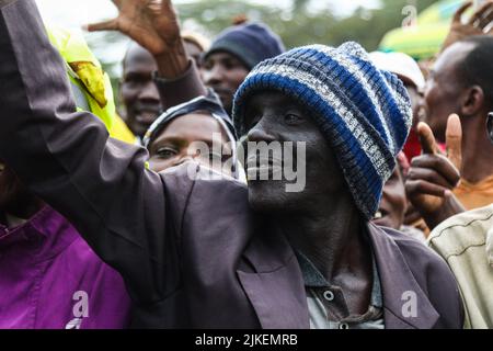 Nakuru, Kenya. 01st ago 2022. Un sostenitore dell'Alleanza politica Kwanza del Kenya reagisce durante un raduno elettorale nel Centro commerciale di Sargaa prima delle elezioni generali. Il Kenya si sta dirigendo verso una gara presidenziale altamente contestata, con sondaggi di opinione che mostrano Raila Odinga e William come i primi corridori in un'elezione con quattro candidati presidenziali. Credit: SOPA Images Limited/Alamy Live News Foto Stock