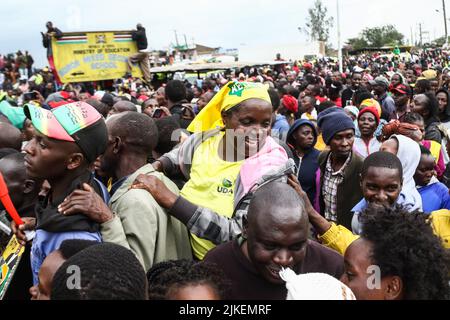 Nakuru, Kenya. 01st ago 2022. Un sostenitore dell'Alleanza politica Kwanza del Kenya reagisce durante un raduno elettorale nel Centro commerciale di Sargaa prima delle elezioni generali. Il Kenya si sta dirigendo verso una gara presidenziale altamente contestata, con sondaggi di opinione che mostrano Raila Odinga e William come i primi corridori in un'elezione con quattro candidati presidenziali. Credit: SOPA Images Limited/Alamy Live News Foto Stock