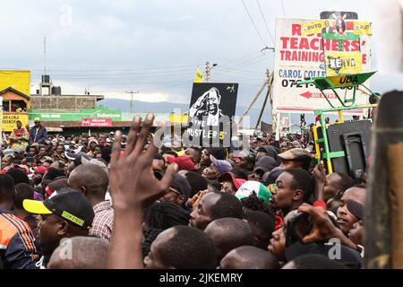 Nakuru, Kenya. 01st ago 2022. I sostenitori dell'Alleanza politica Kwanza del Kenya reagiscono durante un raduno elettorale nel Sargaa Trading Center prima delle elezioni generali. Il Kenya si sta dirigendo verso una gara presidenziale altamente contestata, con sondaggi di opinione che mostrano Raila Odinga e William come i primi corridori in un'elezione con quattro candidati presidenziali. Credit: SOPA Images Limited/Alamy Live News Foto Stock