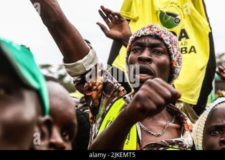 Nakuru, Kenya. 01st ago 2022. Un sostenitore dell'Alleanza politica Kwanza del Kenya reagisce durante un raduno elettorale nel Centro commerciale di Sargaa prima delle elezioni generali. Il Kenya si sta dirigendo verso una gara presidenziale altamente contestata, con sondaggi di opinione che mostrano Raila Odinga e William come i primi corridori in un'elezione con quattro candidati presidenziali. Credit: SOPA Images Limited/Alamy Live News Foto Stock