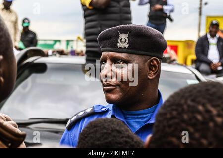 Nakuru, Kenya. 01st ago 2022. Un ufficiale di polizia si guarda avanti durante un raduno della campagna Kwanza Kenia Alleanza politica a Sargaa Trading Center prima delle elezioni generali. Il Kenya si sta dirigendo verso una gara presidenziale altamente contestata, con sondaggi di opinione che mostrano Raila Odinga e William come i primi corridori in un'elezione con quattro candidati presidenziali. Credit: SOPA Images Limited/Alamy Live News Foto Stock