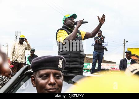 Nakuru, Kenya. 01st ago 2022. Kenia Kwanza Alliance Rigathi Gachagua parla con i suoi sostenitori che hanno battuto il suo partyís campagna rally al Salto Trading Center prima delle elezioni generali. Il Kenya si sta dirigendo verso una gara presidenziale altamente contestata, con sondaggi di opinione che mostrano Raila Odinga e William come i primi corridori in un'elezione con quattro candidati presidenziali. (Foto di James Wakibia/SOPA Images/Sipa USA) Credit: Sipa USA/Alamy Live News Foto Stock