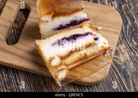 Deliziosa torta con ripieno di mirtilli e gelatina trasparente, delizioso dessert con frutti di bosco e gelatina Foto Stock