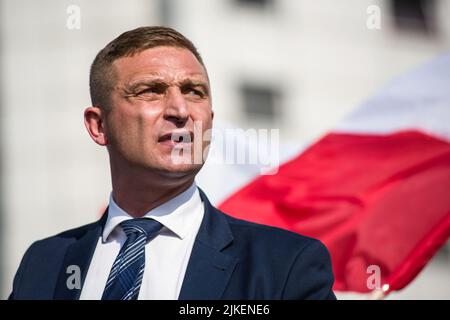 Varsavia, Polonia. 01st ago 2022. Robert Bakiewicz, leader dell'Independence March Association parla durante la marcia a Varsavia. Migliaia di persone hanno partecipato a una marcia organizzata dalle organizzazioni nazionaliste per celebrare il 75th° anniversario della rivolta di Varsavia. L'insurrezione di Varsavia (Powstanie Warszawskie) fu la più grande operazione militare da parte di qualsiasi movimento di resistenza in Europa contro gli occupanti tedeschi nazisti durante la seconda guerra mondiale (Foto di Attila Husejnow/SOPA Images/Sipa USA) Credit: Sipa USA/Alamy Live News Foto Stock