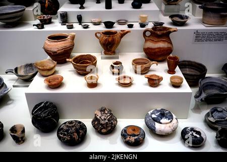 Varie ceramiche e tazze nel Museo Archeologico di Heraklion a Creta Grecia Foto Stock