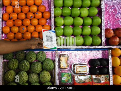 Mumbai, India. 01st ago 2022. Un fornitore di frutta possiede un codice a barre UPI (Unified Payment Interface) tenuto in una bancarella di frutta per consentire ai clienti di effettuare pagamenti digitali a Mumbai. Unified Payment Interface (UPI) ha registrato oltre 6.000.000.000 (sei miliardi) transazioni nel mese di luglio in India, la più alta mai realizzata da una piattaforma di pagamento digitale sin dall'inizio del 2016. (Foto di Ashish Vaishnav/SOPA Images/Sipa USA) Credit: Sipa USA/Alamy Live News Foto Stock
