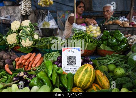 Mumbai, India. 01st ago 2022. Un codice a barre UPI (Unified Payment Interface) è tenuto in una stalla vegetale per consentire ai clienti di effettuare pagamenti digitali a Mumbai. Unified Payment Interface (UPI) ha registrato oltre 6.000.000.000 (sei miliardi) transazioni nel mese di luglio in India, la più alta mai realizzata da una piattaforma di pagamento digitale sin dall'inizio del 2016. (Foto di Ashish Vaishnav/SOPA Images/Sipa USA) Credit: Sipa USA/Alamy Live News Foto Stock