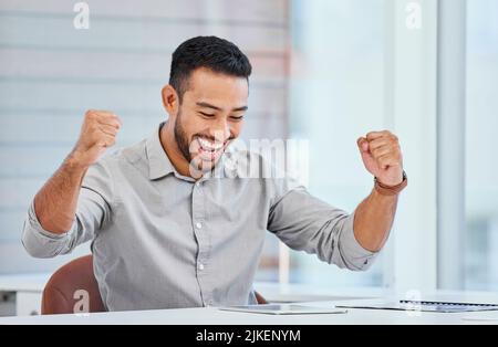 Im così fiero di me stesso. Un giovane uomo d'affari che rallegrava il suo successo sul lavoro. Foto Stock