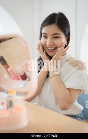 Teenager usando cosmetic e provi a fare il suo vlogger Foto Stock