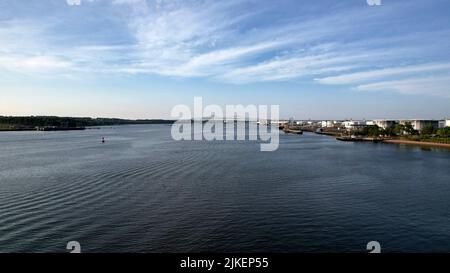 Vista aerea dell'Arthur Kill che separa Staten Island dal New Jersey con l'Outerbridge Crossing in lontananza Foto Stock