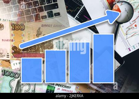 Grafico dell'economia: Freccia di crescita, rubli russi in contanti e indicatori del mercato azionario (inflazione, successo, finanza) Foto Stock