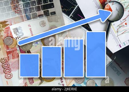 Grafico dell'economia: Freccia di crescita, rubli russi in contanti e indicatori del mercato azionario (inflazione, successo, finanza) Foto Stock