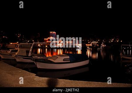 Barche da pesca nel vecchio porto della città mediterranea in Croazia Foto Stock