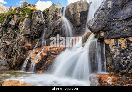 Bellissima cascata nella tundra di montagna. Sayan orientale. Buryatia. Scatto a lunga esposizione Foto Stock