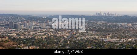 Panorama di Glendale California con lo skyline di Los Angeles in lontananza Foto Stock