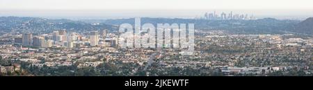 Panorama di Glendale California con lo skyline di Los Angeles in lontananza Foto Stock