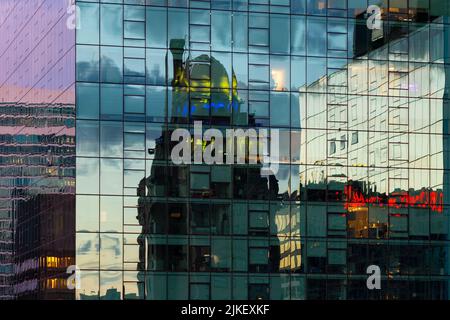 Riflesso dell'InterContinental Hotel in Magnificent Mile, Chicago. Foto Stock