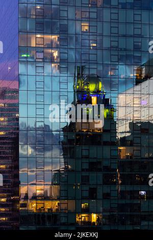 Riflesso dell'InterContinental Hotel in Magnificent Mile, Chicago. Foto Stock