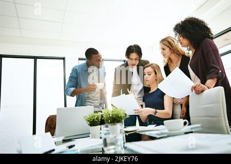Lavoro di squadra, gruppo di discussione e riunione di colleghi di marketing pianificazione, brainstorming o discutere di idee. Team creativo con cui collabora Foto Stock