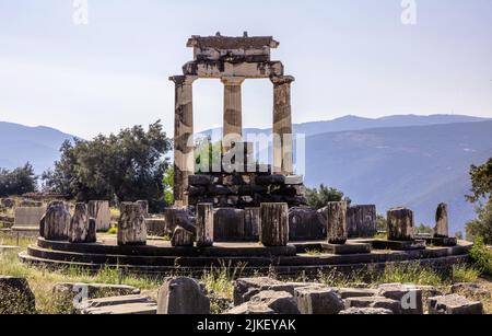 Delfi Grecia, Sito Archeologico. Antico tempio greco pietra e colonne rovine, cielo blu sfondo Foto Stock