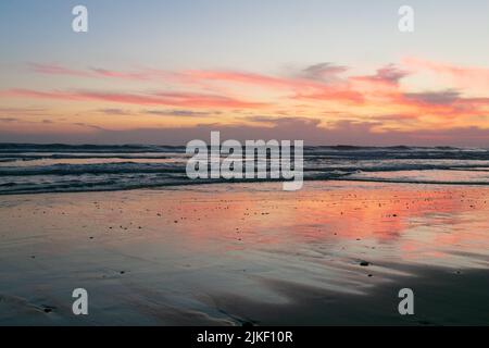 La Jolla, CA. 2nd ago 2022. Il tramonto riflesso rosa, viola e arancione in una giornata umida a la Jolla, California, lunedì 1st agosto 2022 (Credit Image: © Rishi Deka/ZUMA Press Wire) Credit: ZUMA Press, Inc./Alamy Live News Foto Stock