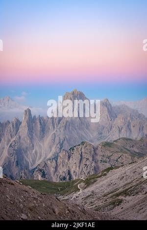 Splendida vista sui Cadini di Misurina durante una bella alba. Cadini di Misurina è un gruppo di montagne situate nelle Dolomiti. Foto Stock