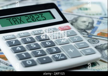 Tassa 2023. Word Tax 2023 su calcolatrice. Business e concetto di imposta .Calculator, valuta, dollaro fatture primo piano. Conto economico. Pagamento dell'aliquota fiscale. T Foto Stock