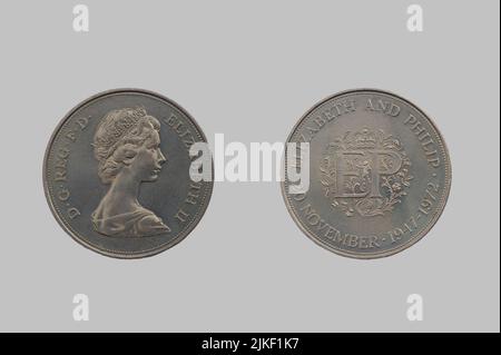 1972 moneta commemorativa per celebrare il matrimonio d'argento della regina Elisabetta e del principe Filippo il Duca di Edimburgo, fronte e retro Foto Stock