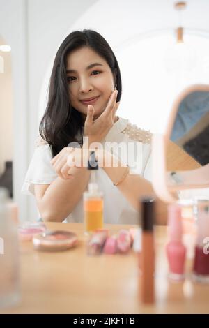 Teenager usando cosmetic e provi a fare il suo vlogger Foto Stock