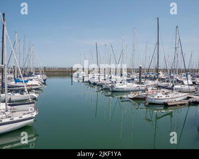 Breskens, Paesi Bassi, 18 luglio 2022, vista del porto turistico di Breskens in una giornata estiva Foto Stock