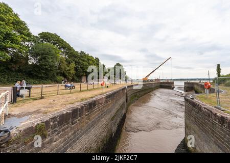 Riparazioni dei cancelli di blocco di Lydney Harbour. I cancelli del varco sono stati rotti per lungo tempo - finalmente ottenendo riparati. Foto Stock