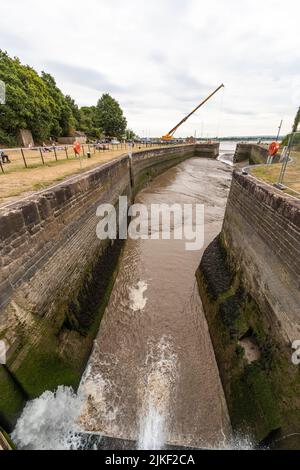 Riparazioni dei cancelli di blocco di Lydney Harbour. I cancelli del varco sono stati rotti per lungo tempo - finalmente ottenendo riparati. Foto Stock