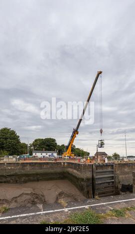 Riparazioni dei cancelli di blocco di Lydney Harbour. I cancelli del varco sono stati rotti per lungo tempo - finalmente ottenendo riparati. Foto Stock