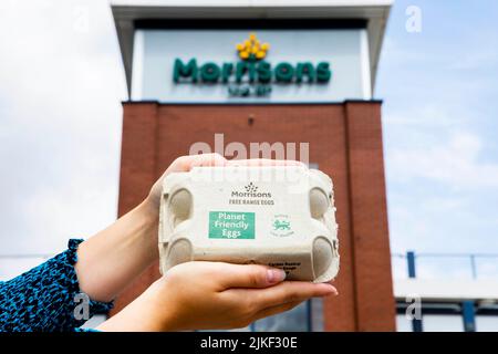 EDITORIALE UTILIZZARE SOLO Una scatola di 'Planet friendly Egg' in un ramo di Morrisons vicino Hull come il supermercato diventa il primo a lanciare la propria linea di uova neutrali al carbonio. Data di emissione: Martedì 2 agosto 2022. Nei negozi di oggi, le uova provengono da allevamenti in cui le galline vengono nutrite con una dieta priva di soia di insetti, che a loro volta vengono nutriti con rifiuti alimentari provenienti dai suoi stabilimenti di panetteria, frutta e verdura, creando un sistema di alimentazione "rifiuti circolari". Le uova, che sono state confermate come neutrali dal carbonio da un rapporto della Cambridge University, fanno parte dell'impegno di Morrisons di essere fornite direttamente dalle aziende britanniche a "emissioni zero" entro il 20 Foto Stock