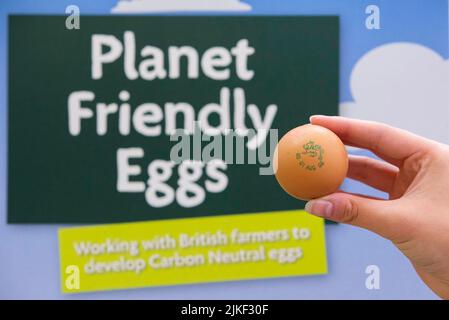 EDITORIALE UTILIZZARE SOLO Un 'Planet friendly Egg' in un ramo di Morrisons vicino Hull come il supermercato diventa il primo a lanciare la propria linea di uova neutrali al carbonio. Data di emissione: Martedì 2 agosto 2022. Nei negozi di oggi, le uova provengono da allevamenti in cui le galline vengono nutrite con una dieta priva di soia di insetti, che a loro volta vengono nutriti con rifiuti alimentari provenienti dai suoi stabilimenti di panetteria, frutta e verdura, creando un sistema di alimentazione "rifiuti circolari". Le uova, che sono state confermate come neutrali dal carbonio da un rapporto dell'Università di Cambridge, fanno parte dell'impegno di Morrisons di essere fornite direttamente dalle aziende britanniche a "emissioni zero" entro il 2030, fiv Foto Stock