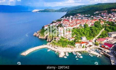 Krk, Croazia. Breathtakingdrone vista del villaggio di Vrbnik, mare estivo sull'Adriatico. Bellissimo concetto di viaggio sfondo del Mar Mediterraneo. Foto Stock