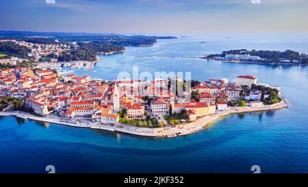 Porec, Croazia. Vista aerea del centro storico e del mare Adriatico, regione dell'Istria, Europa. Concetto di background del viaggio. Foto Stock