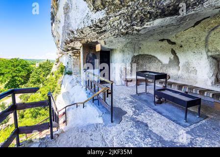 Basarbovo, Bulgaria. Basarbovo Rock Monastero dedicato a San Dimitar Basarbowski, Ruse Regione, patrimonio bulgaro. Foto Stock