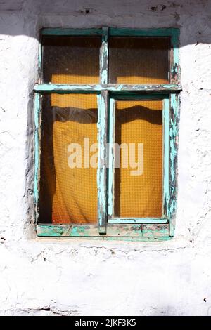 vecchia finestra di legno nel muro di una vecchia casa Foto Stock