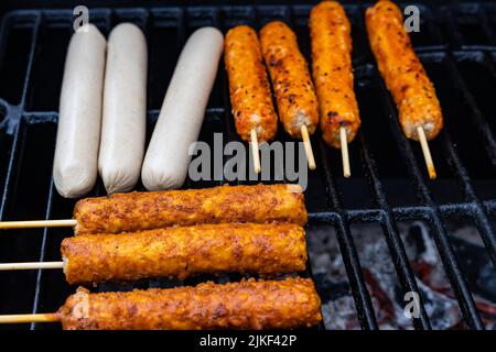 salsicce vegane e spiedini vegani su una griglia a carbone Foto Stock