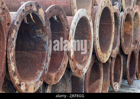 Un mucchio di draghe immagazzinate vicino in su con fuoco selettivo Foto Stock