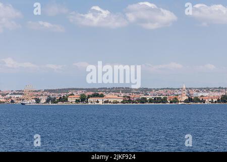 Vista verso la città di Zara e la vecchia barca a vela ancorata, Dalmazia, Croazia Foto Stock