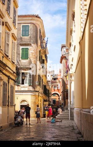 Isola di Corfu, Grecia - 10.09.2019: Strada tipica del centro storico città di Corfu Kerkyra. Giornata estiva soleggiata, case gialle Foto Stock