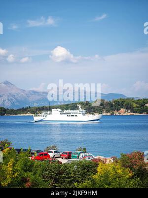 Traghetto in barca a vela nei pressi dell'isola di Corfù Grecia. Foto Stock